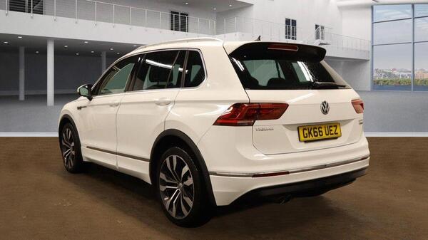 Volkswagen Tiguan view 3