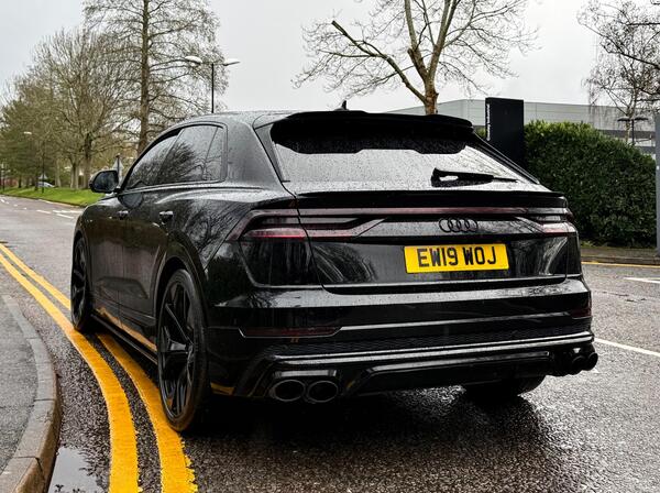 Audi Q8 view 7