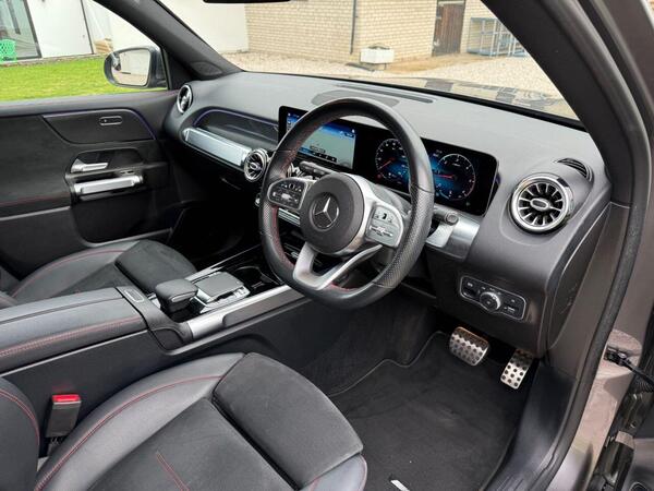 Mercedes-Benz GLB view 3