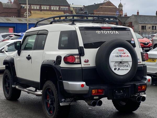 Toyota FJ Cruiser view 5