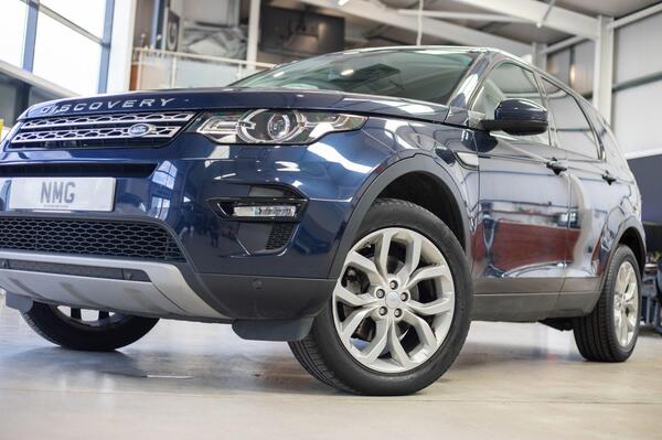 Land Rover Discovery Sport view 6