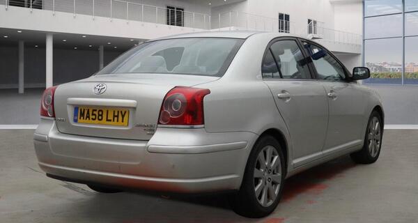 Toyota Avensis view 2