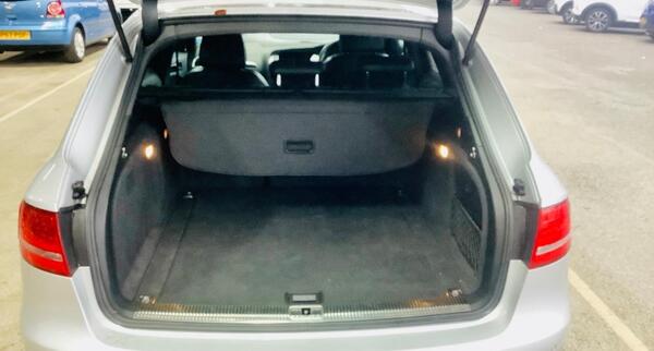 Audi A4 Avant view 6