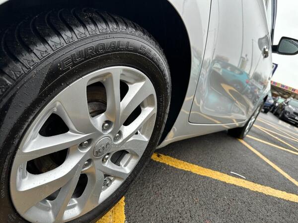 Kia Carens view 4