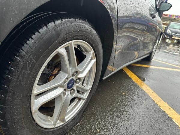 Ford Focus view 3