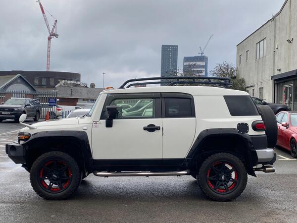 Toyota FJ Cruiser view 3