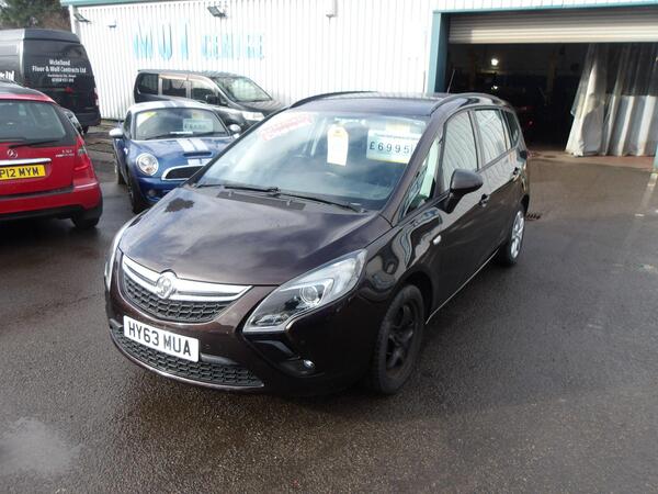 Vauxhall Zafira Tourer view 3