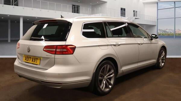 Volkswagen Passat view 4