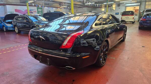 Jaguar XJ view 3