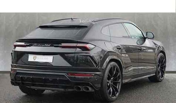 Lamborghini Urus view 3