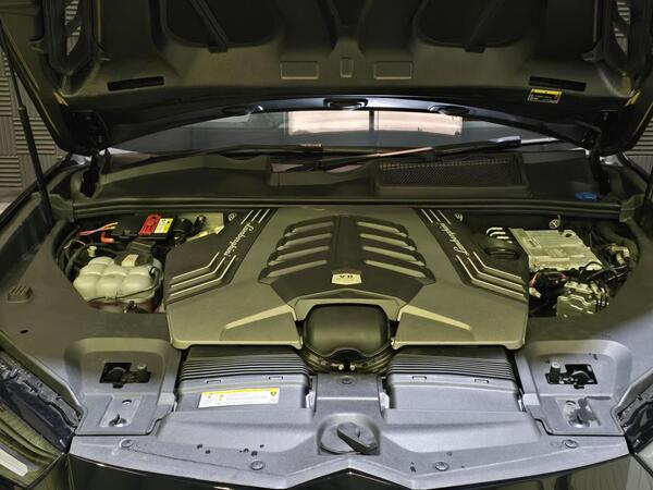 Lamborghini Urus view 6