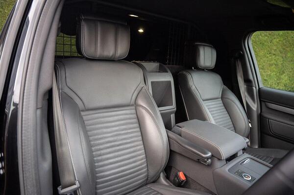 Land Rover Discovery view 3