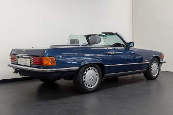 Mercedes-Benz SL view 3