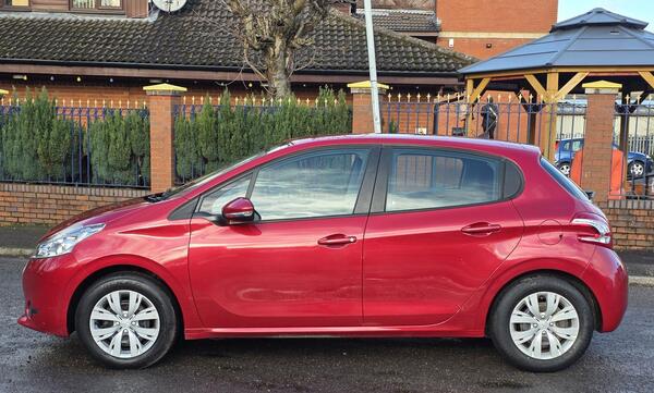 Peugeot 208 view 5