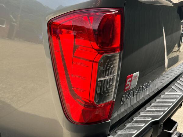 Nissan Navara 2.3 dCi N-Guard Pickup Double Cab 4dr Diesel Auto 4WD Euro 6 (190 ps)