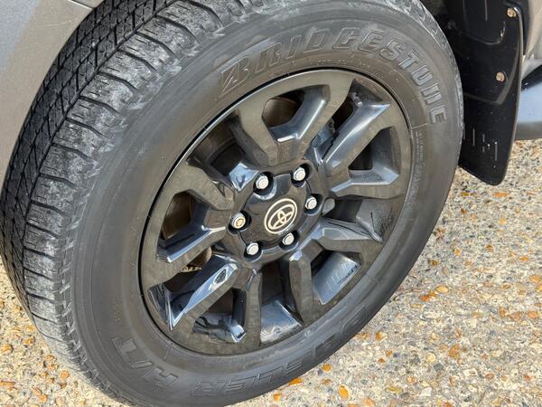 Toyota Hilux 2.8 D-4D Invincible X Auto 4WD Euro 6 (s/s) 4dr at 36th