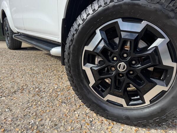 Nissan Navara 2.3 dCi Tekna Auto 4WD Euro 6 4dr at 35th