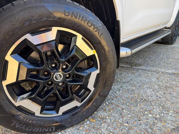 Nissan Navara 2.3 dCi Tekna Auto 4WD Euro 6 4dr at 39th