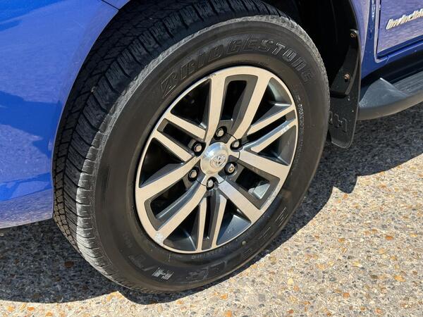 Toyota Hilux 2.4 D-4D Invincible Auto 4WD Euro 6 (s/s) 4dr (TSS) at 35th