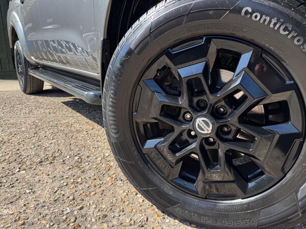 Nissan Navara 2.3 dCi N-Guard Auto 4WD Euro 6 4dr at 36th