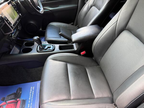 Toyota Hilux 2.8 D-4D Invincible X Auto 4WD Euro 6 (s/s) 4dr at 16th
