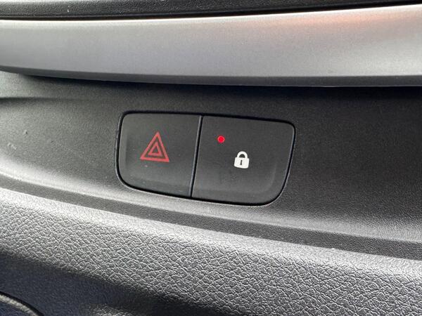 Renault Trafic 2.0 dCi ENERGY 28 Sport SWB Standard Roof Euro 6 (s/s) 5dr at 36th