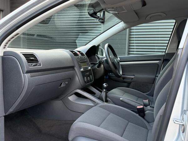 Volkswagen Golf 1.6 FSI SE 5dr - Image 3