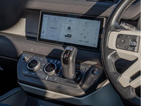 LAND ROVER DEFENDER X-DYNAMIC SE D MHEV A - Image 45