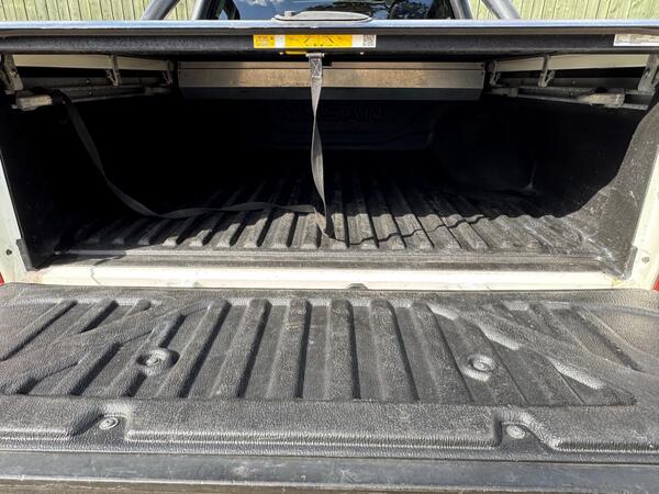 Nissan Navara 2.3 dCi N-Guard Auto 4WD Euro 6 4dr at 16th