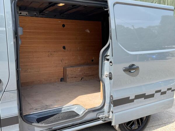 Renault Trafic 2.0 dCi ENERGY 28 Black Edition SWB Standard Roof Euro 6 (s/s) 5dr at 44th