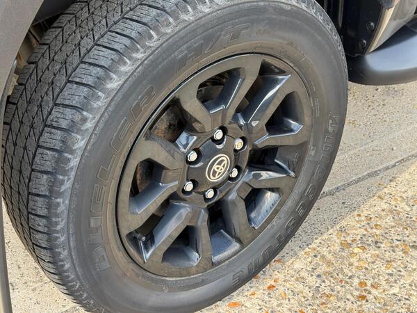 Toyota Hilux 2.8 D-4D Invincible X Auto 4WD Euro 6 (s/s) 4dr at 30th