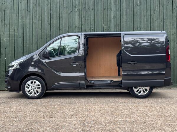 Renault Trafic 2.0 dCi ENERGY 28 Sport SWB Standard Roof Euro 6 (s/s) 5dr at 9th