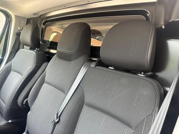 Renault Trafic 2.0 dCi ENERGY 28 Sport SWB Standard Roof Euro 6 (s/s) 5dr at 30th