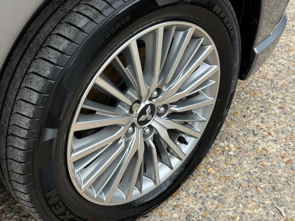 Mitsubishi Outlander 2.4h TwinMotor 13.8kWh Design CVT 4WD Euro 6 (s/s) 5dr at 29th