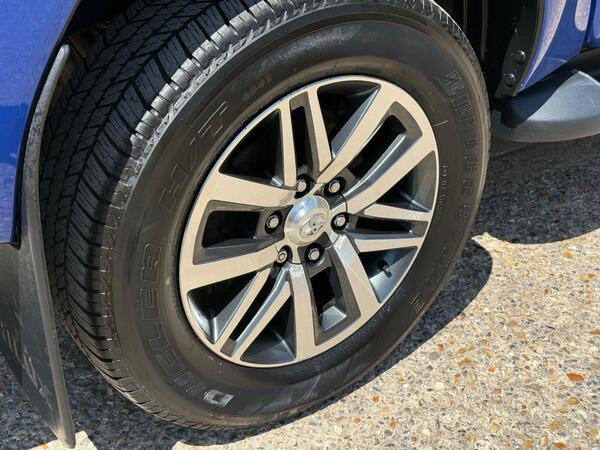 Toyota Hilux 2.4 D-4D Invincible Auto 4WD Euro 6 (s/s) 4dr (TSS) at 39th