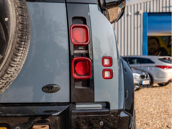 LAND ROVER DEFENDER X-DYNAMIC SE D MHEV A - Image 7
