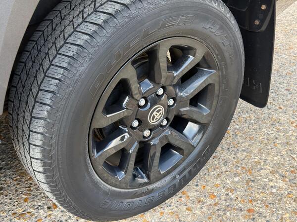 Toyota Hilux 2.8 D-4D Invincible X Auto 4WD Euro 6 (s/s) 4dr at 34th