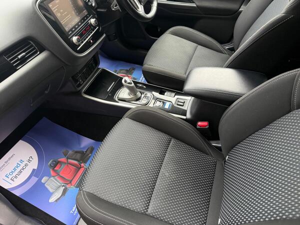 Mitsubishi Outlander 2.4h TwinMotor 13.8kWh Design CVT 4WD Euro 6 (s/s) 5dr at 23th