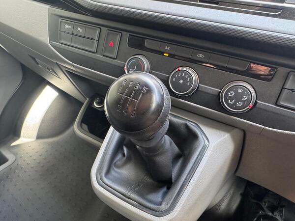 Volkswagen Transporter 2.0 TDI T30 Highline FWD SWB Euro 6 (s/s) 5dr at 26th
