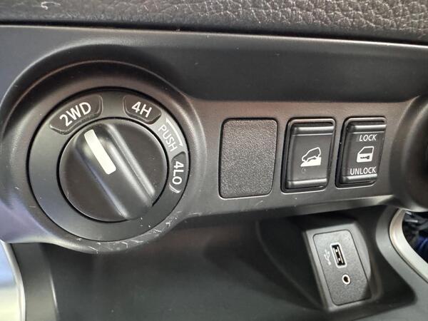 Nissan Navara 2.3 dCi Tekna 4WD Euro 6 (s/s) 4dr at 20th