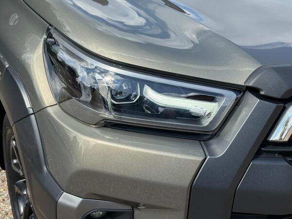 Toyota Hilux 2.8 D-4D Invincible X Auto 4WD Euro 6 (s/s) 4dr at 40th