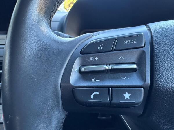 Hyundai KONA 64kWh Premium Auto 5dr (10.5kW Charger)