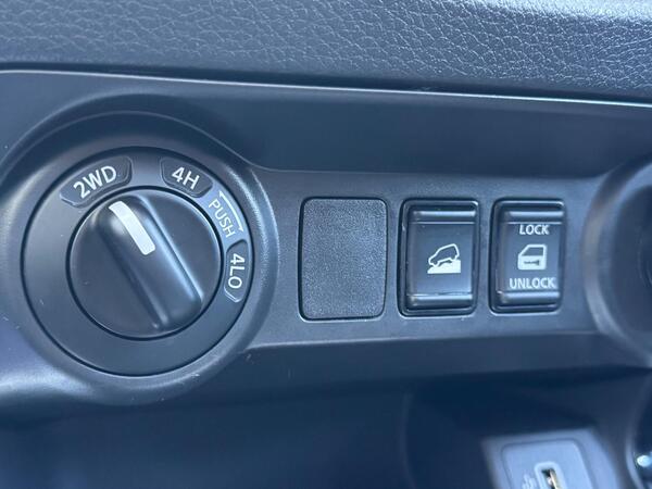 Nissan Navara 2.3 dCi N-Guard Auto 4WD Euro 6 4dr at 26th