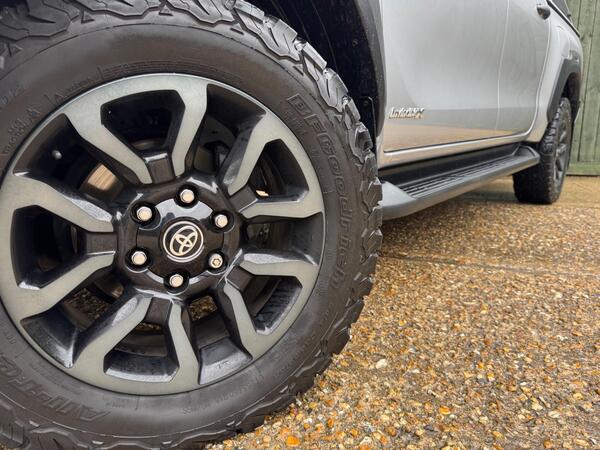 Toyota Hilux 2.8 D-4D Invincible X Auto 4WD Euro 6 (s/s) 4dr at 31th