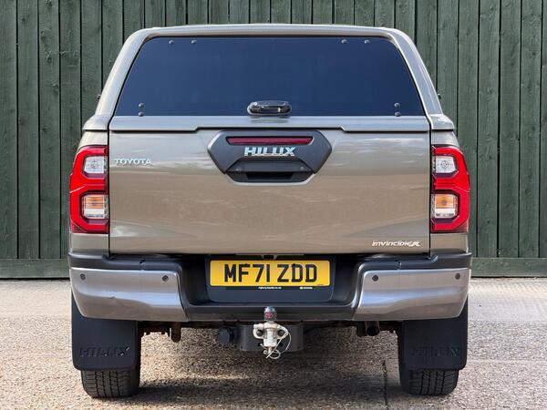 Toyota Hilux 2.8 D-4D Invincible X Auto 4WD Euro 6 (s/s) 4dr at 14th