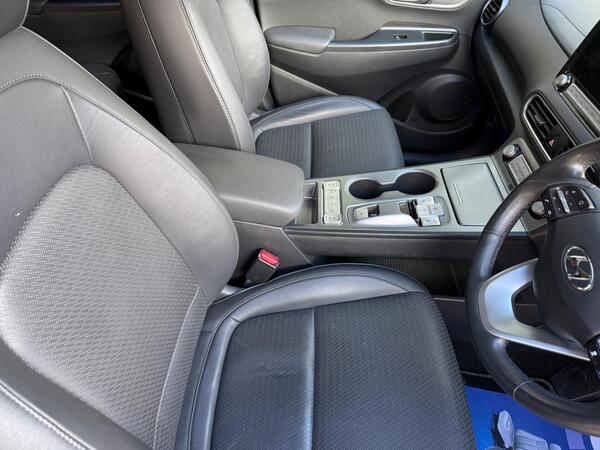 Hyundai KONA 64kWh Premium SE Auto 5dr (7kW Charger)