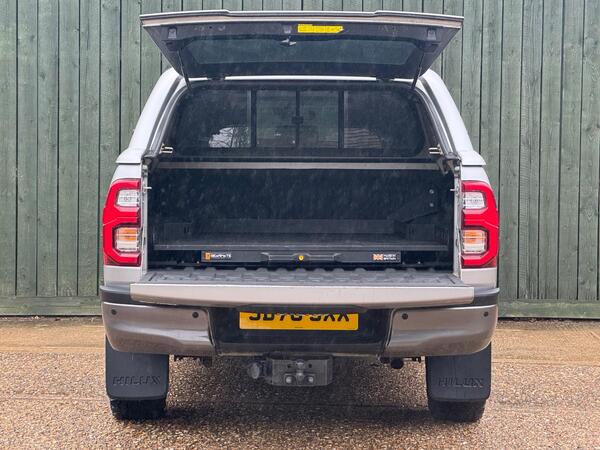 Toyota Hilux 2.8 D-4D Invincible X Auto 4WD Euro 6 (s/s) 4dr at 13th