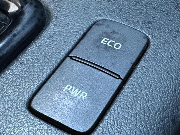 Toyota Hilux 2.8 D-4D Invincible X Auto 4WD Euro 6 (s/s) 4dr at 22th