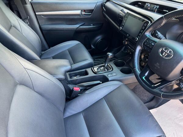 Toyota Hilux 2.8 D-4D Invincible X Auto 4WD Euro 6 (s/s) 4dr at 4th