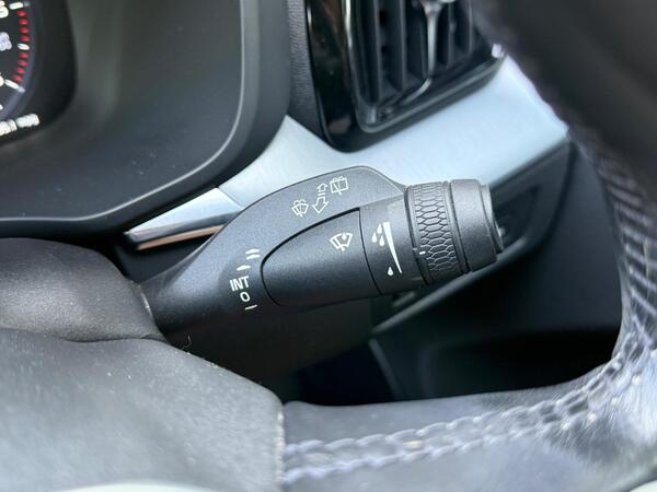 Volvo XC60 2.0 D4 Momentum Auto Euro 6 (s/s) 5dr at 26th